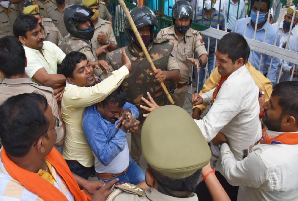 UP news: Violent clashes firing between SP-BJP in the nomination of the post of block chief