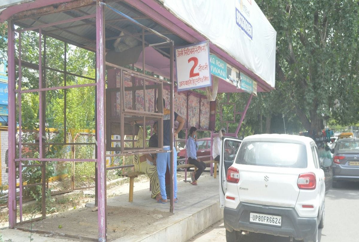 New Bus Stops And Toilet Makes At Agra Mg Road