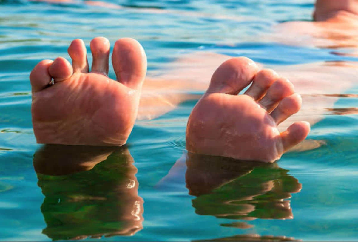 why does finger skin shrink in water