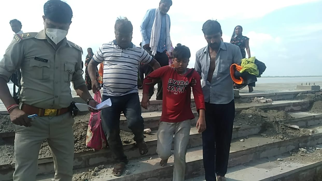 Ayodhya: 15 people of the same family of Agra drowned in the river, three were rescued, 12 could not be traced