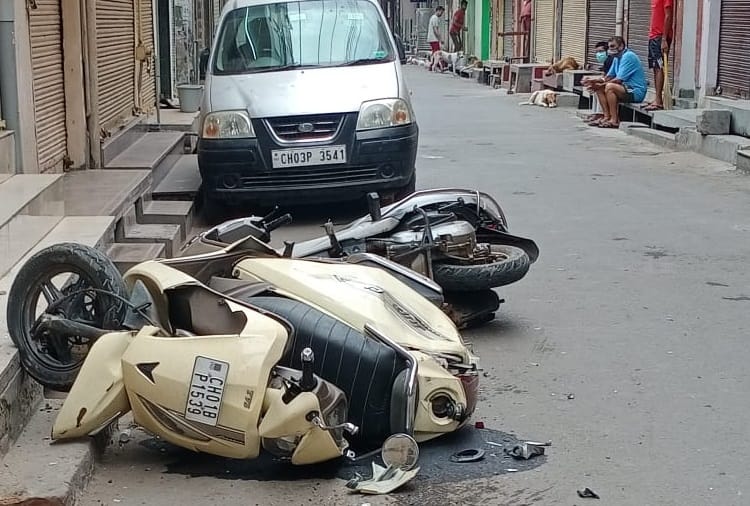 A Mahindra pickup driver hit 15 vehicles parked on road side in Manimajra of Chandigarh