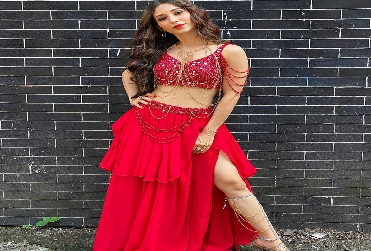 heli daruwala latest bold look in lehenga in hindi