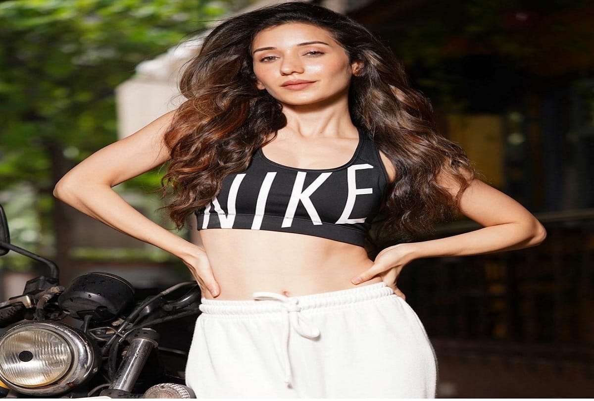 heli daruwala latest bold look in lehenga in hindi