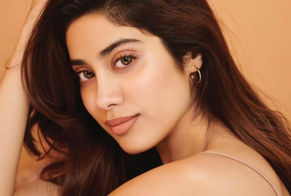 Janhvi Kapoor meet a fan from rajasthan people praise her humble gesture on social media