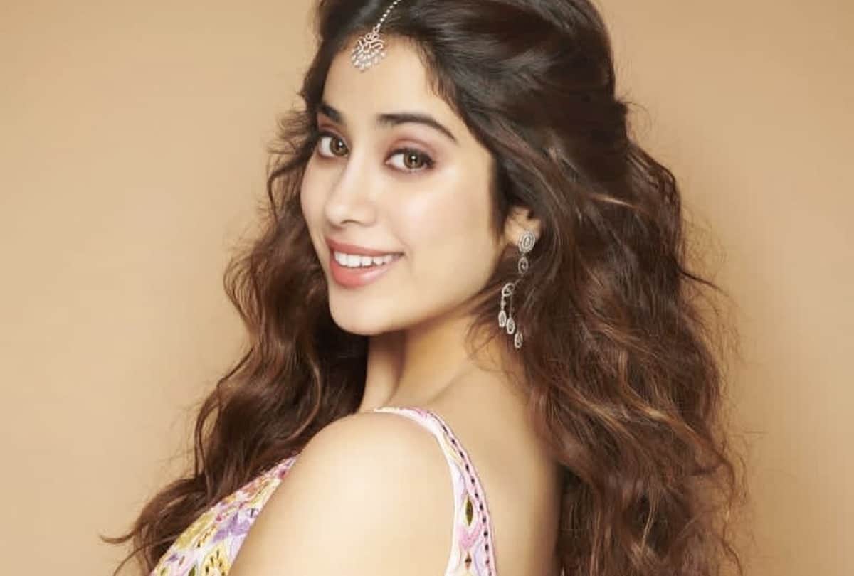 Janhvi Kapoor meet a fan from rajasthan people praise her humble gesture on social media