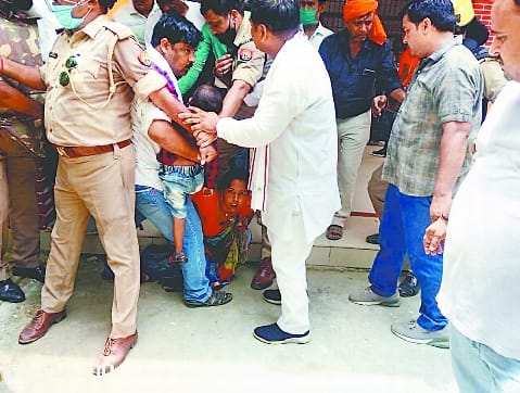 BJP supporters misbehave with SP supported female candidate