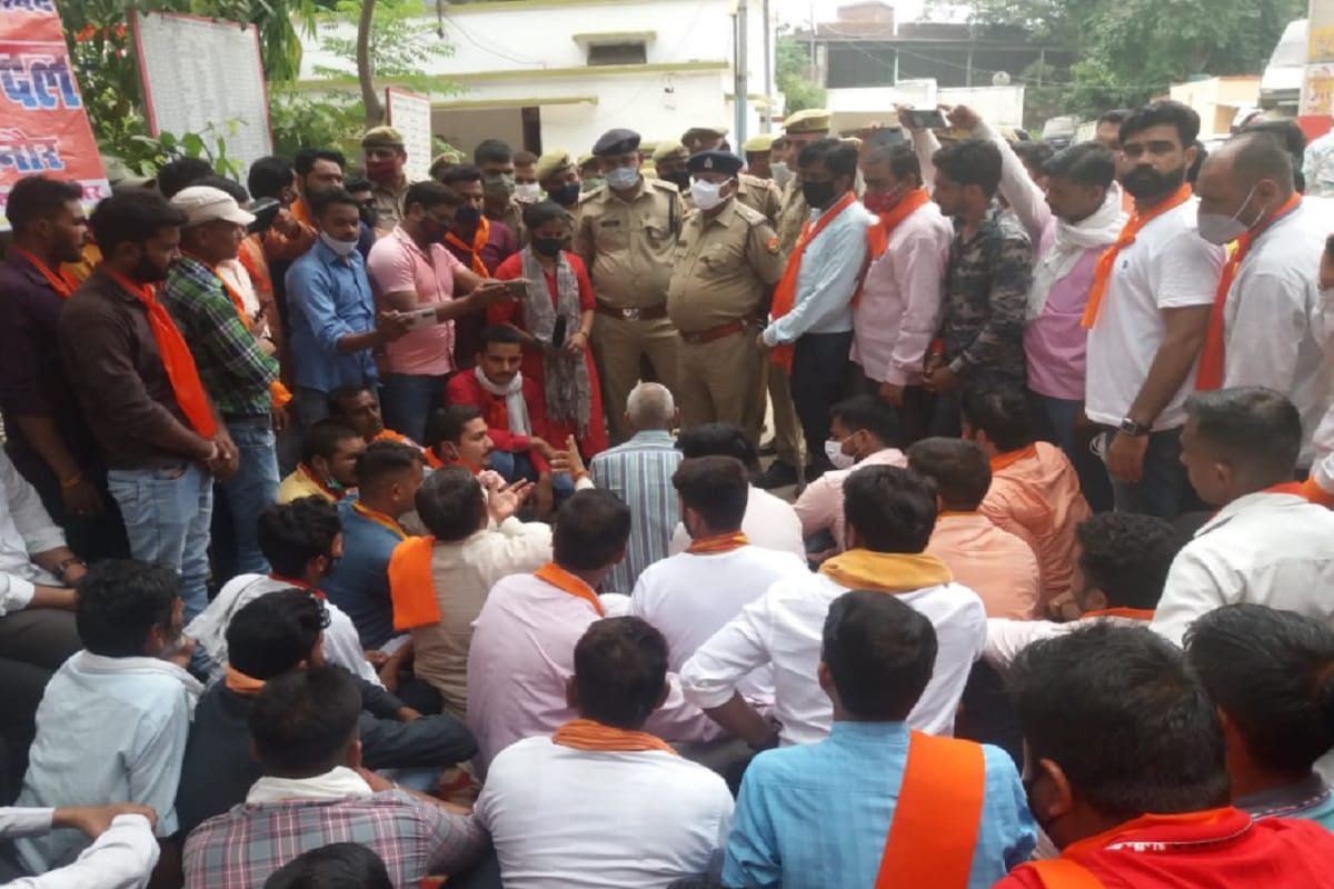 UP News: Hindu organization workers recited Hanuman Chalisa to remove the police station incharge and daroga in Bijnor