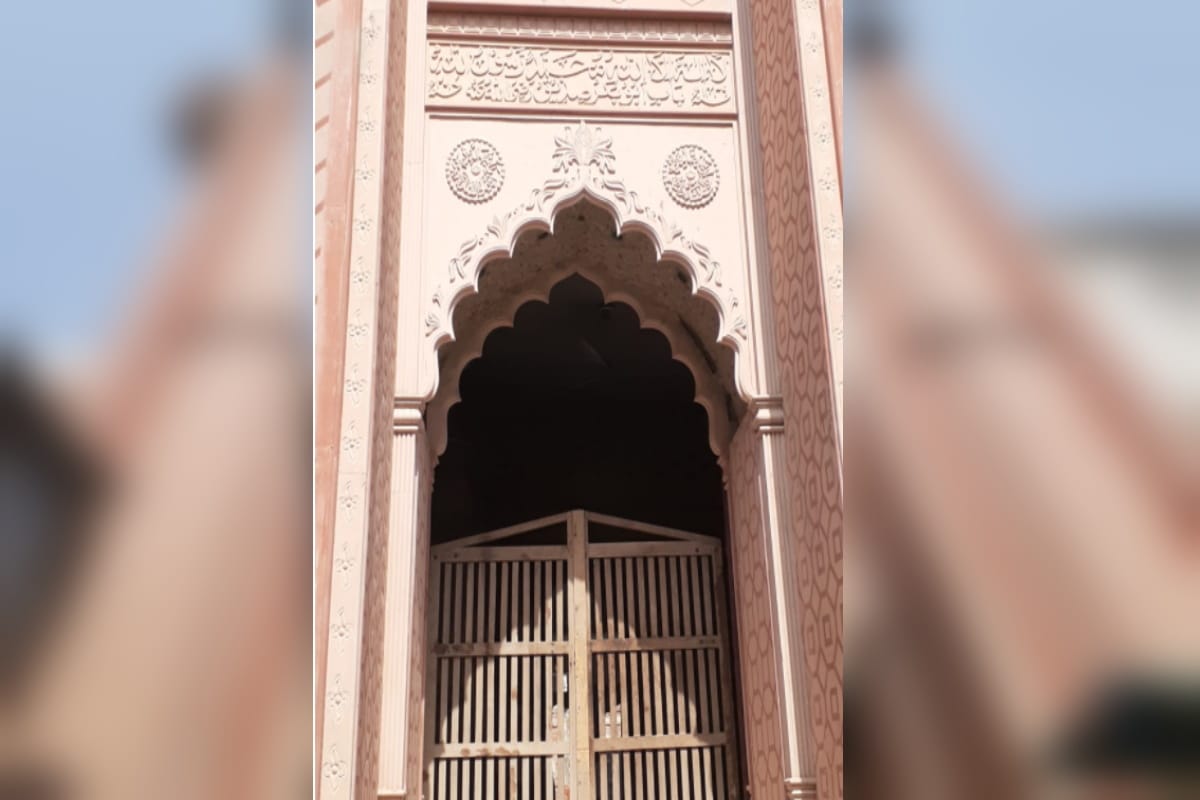 Meerut News: stone carving craftsmen Vinod and Dharamveer of Rajasthan are carving verses from the Quran in Shahi Jama Masjid