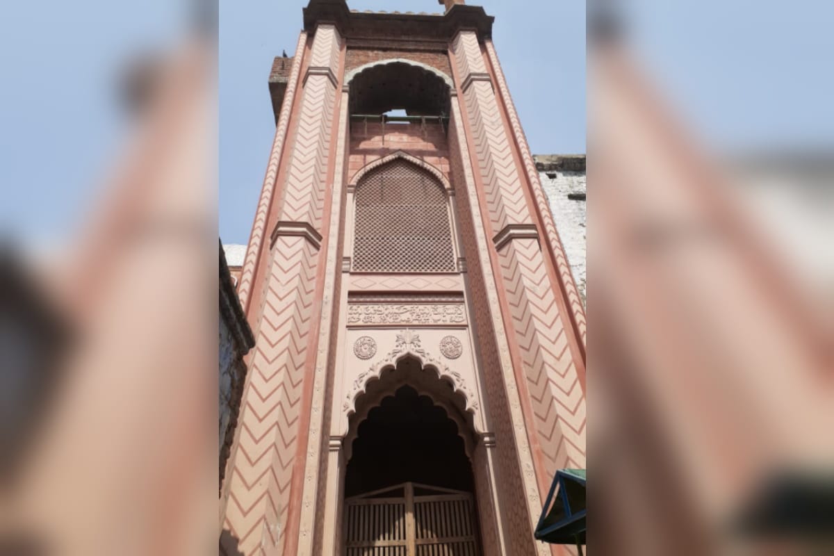 Meerut News: stone carving craftsmen Vinod and Dharamveer of Rajasthan are carving verses from the Quran in Shahi Jama Masjid