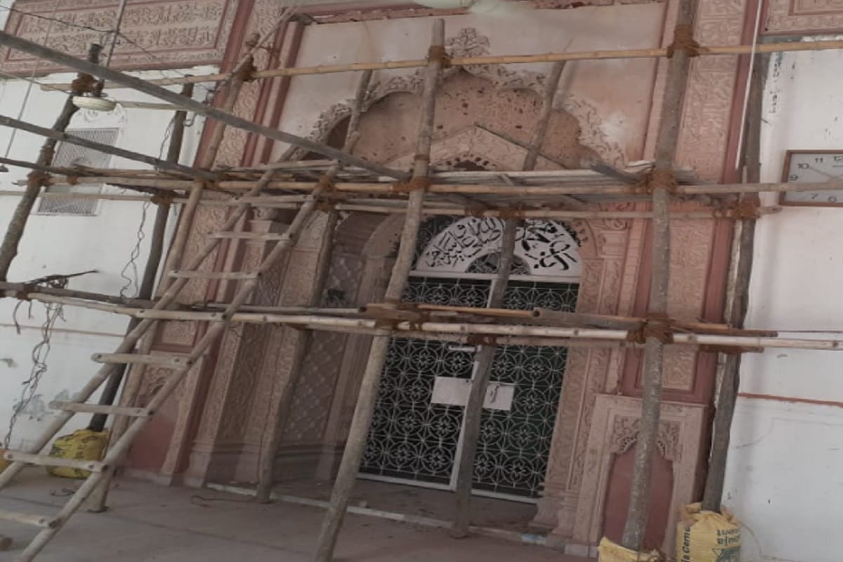 Meerut News: stone carving craftsmen Vinod and Dharamveer of Rajasthan are carving verses from the Quran in Shahi Jama Masjid