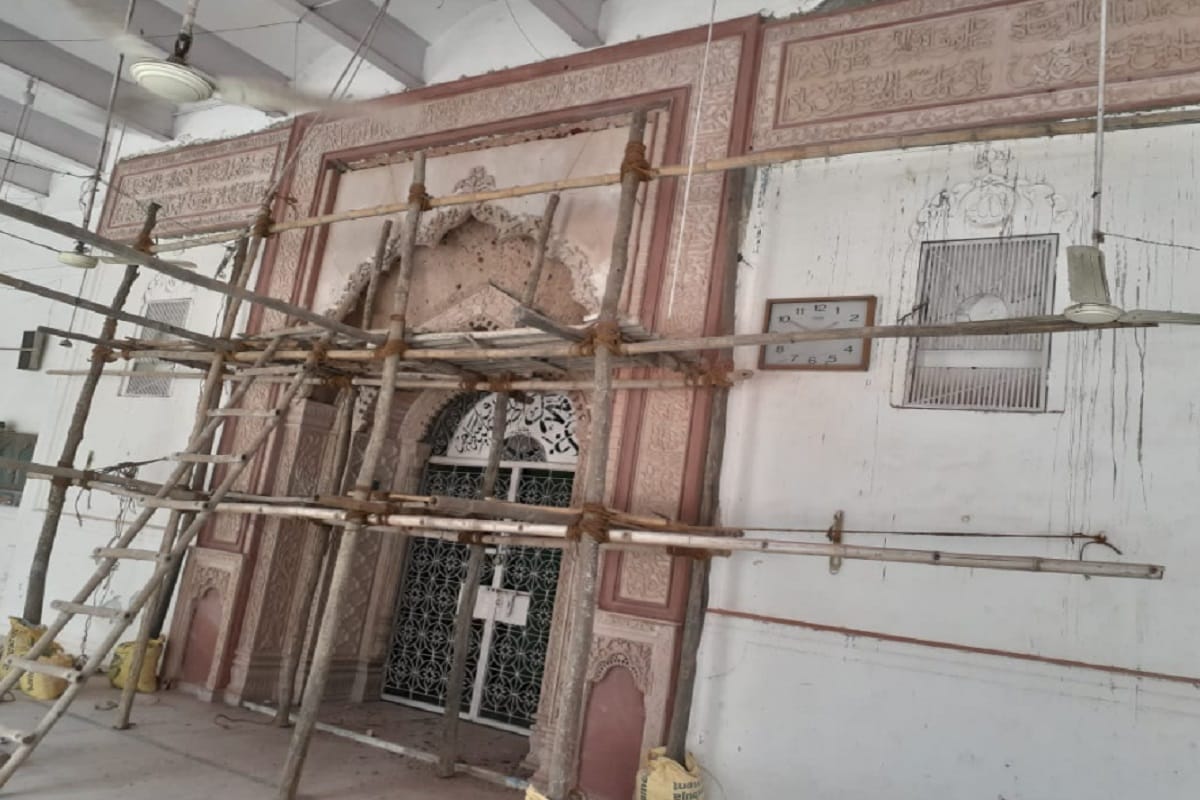 Meerut News: stone carving craftsmen Vinod and Dharamveer of Rajasthan are carving verses from the Quran in Shahi Jama Masjid