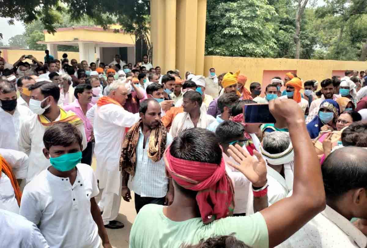 Block Chief Election 2021: Fighting and stone pelting in BJP-SP, one who got alone was beaten