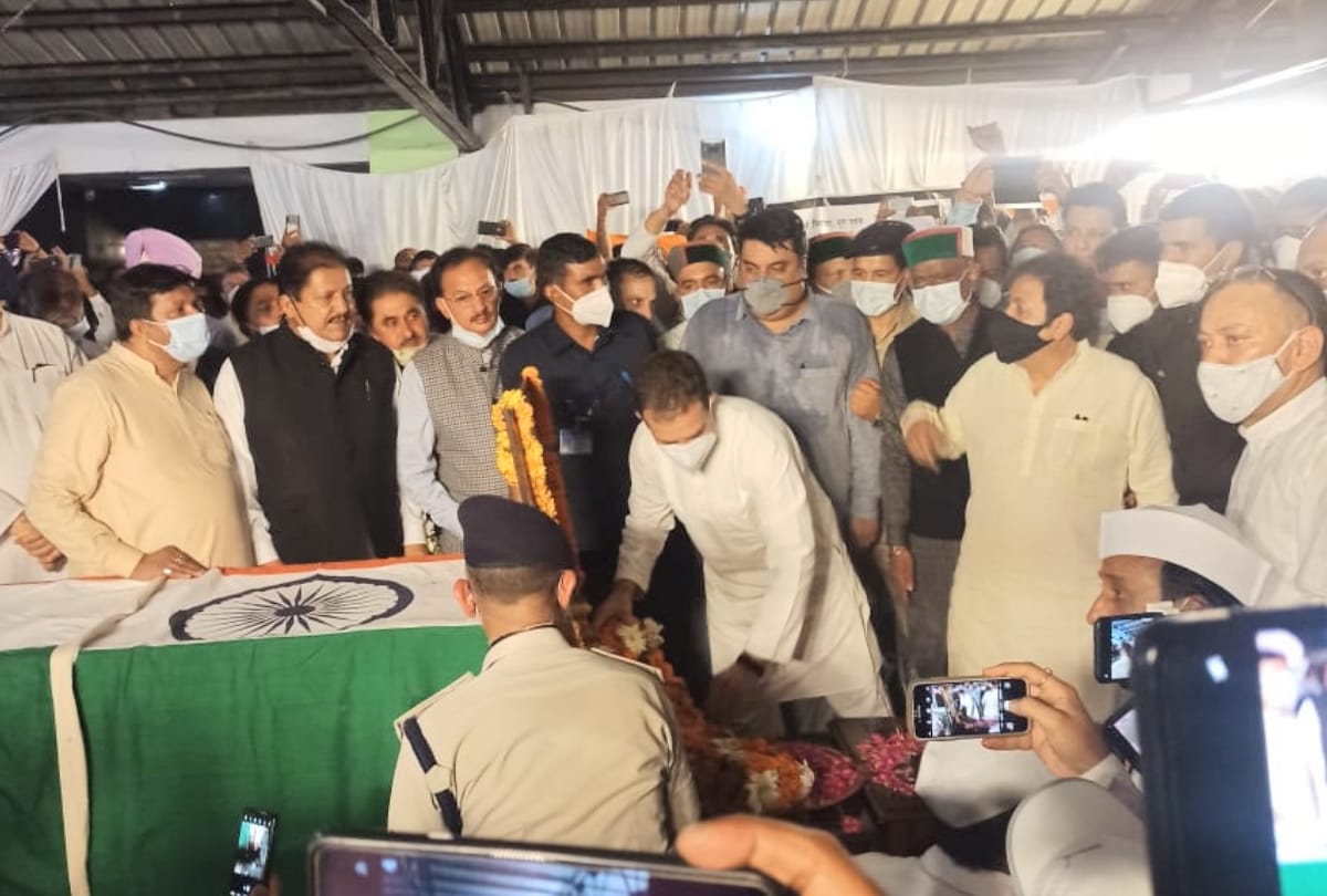Rahul Gandhi pays tribute to virbhadra singh