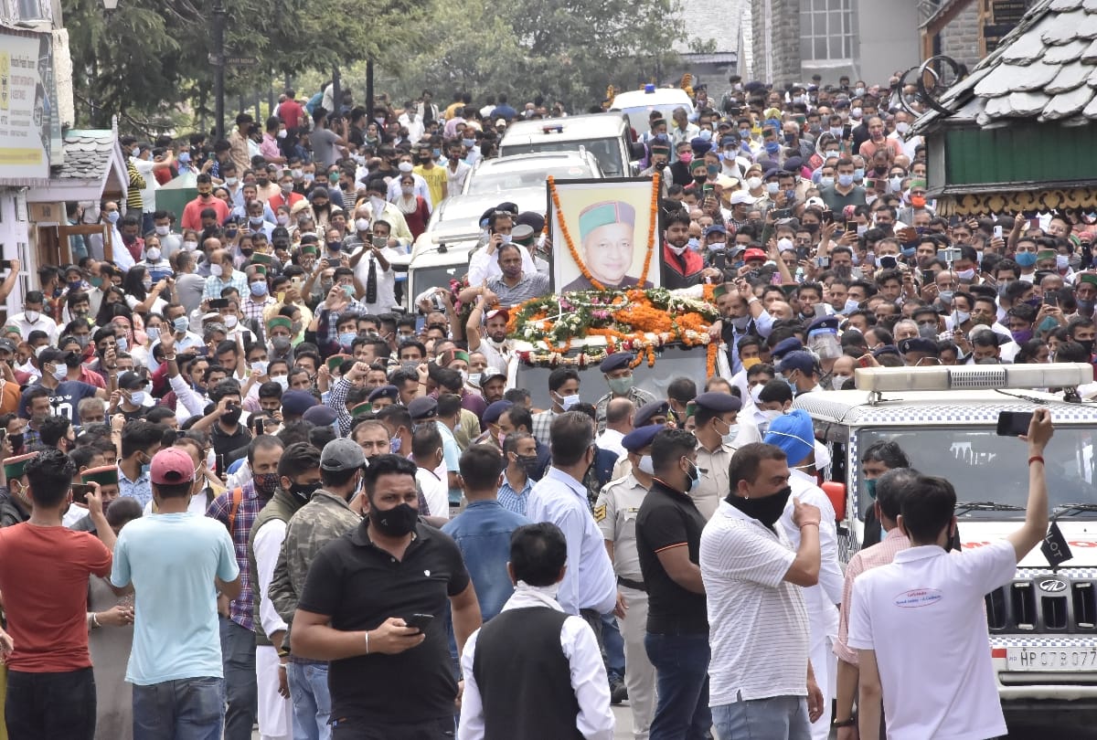 Rahul Gandhi pays tribute to virbhadra singh