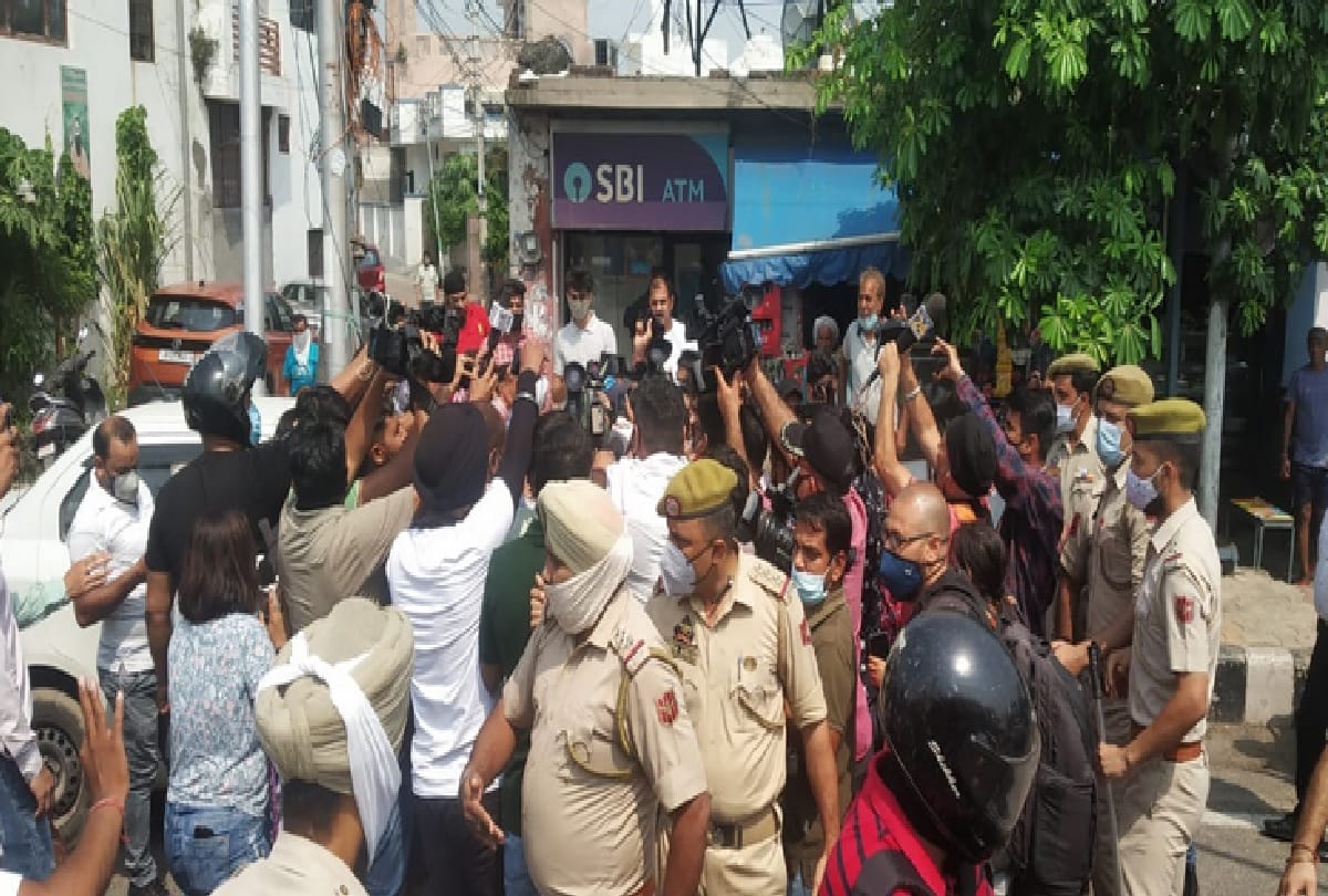 Jammu and Kashmir: Protest against Mehbooba in Jammu, Bajrang Dal started sloganeering as soon as she reached the airport