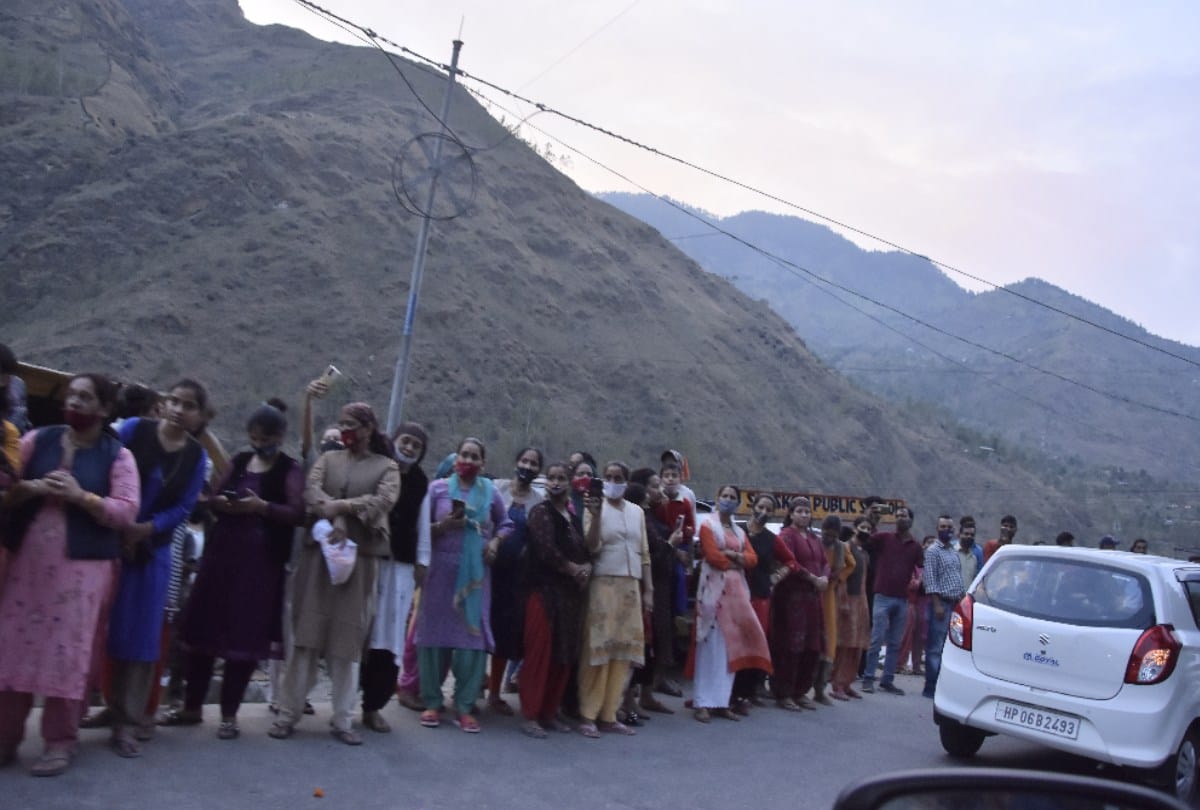 Thousands of people stood on the roadside for hours with tears in their eyes and flowers in their hands to pay tribute to Virbhadra singh