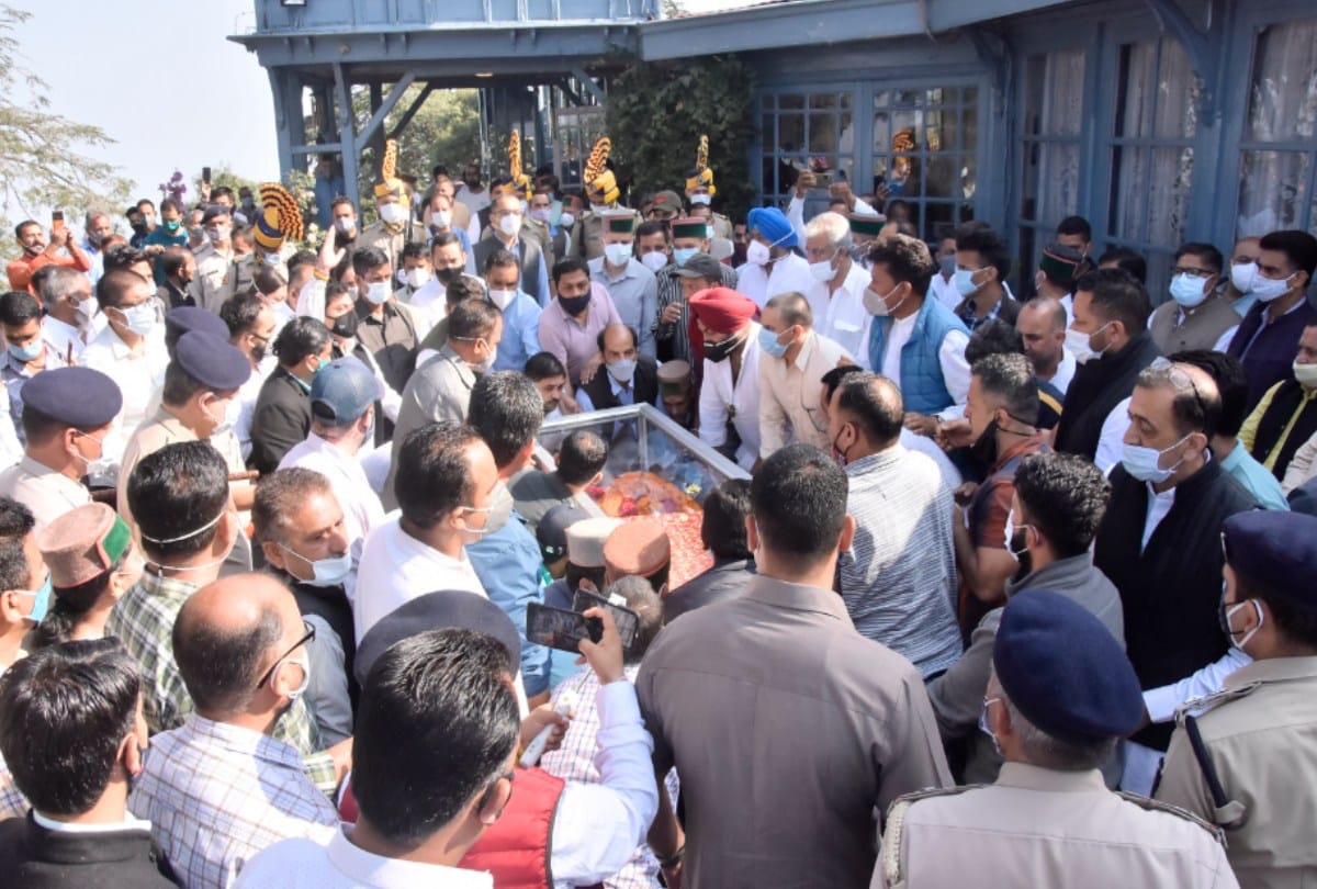 virbhadra singh latest news: People gathered from Shimla to Rampur for the antim darshan of former cm, every eye was moist