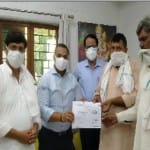 प्रमाण पत्र दिखाते प्रत्याशी