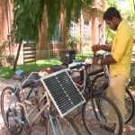 अपनी सौलर साइकिल के साथ छात्र धनुष कुमार