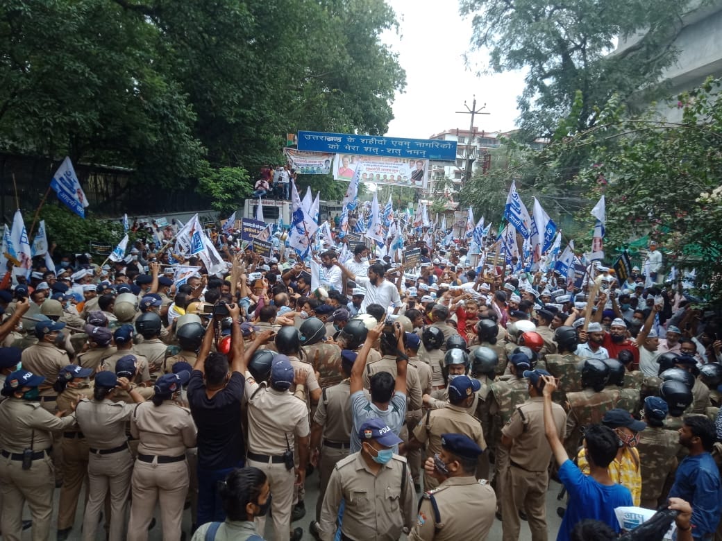 uttarakhand news : aam aadmi party protest on free electricity announcement