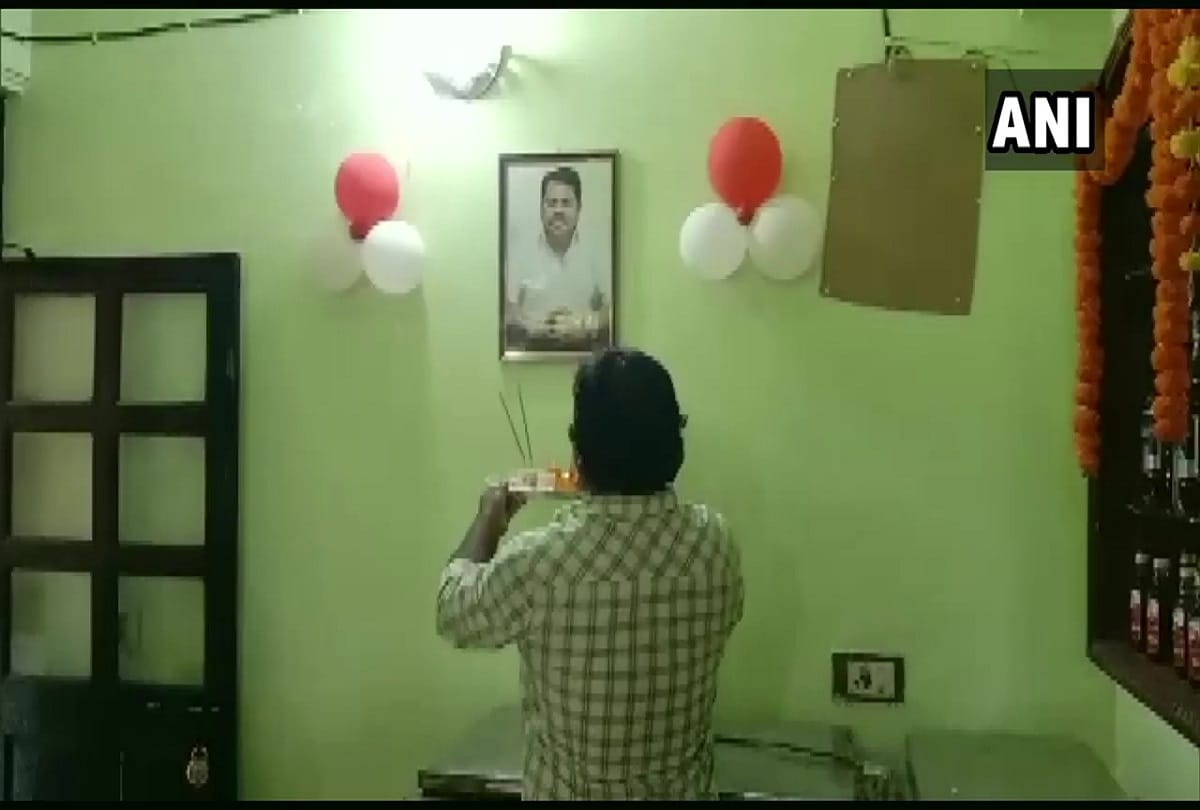 Maharashtra: Owner of a bar and restaurant in Chandrapur, performs aarti of a photo of district s Guardian Minister Vijay Wadettiwar, liquor ban lifted