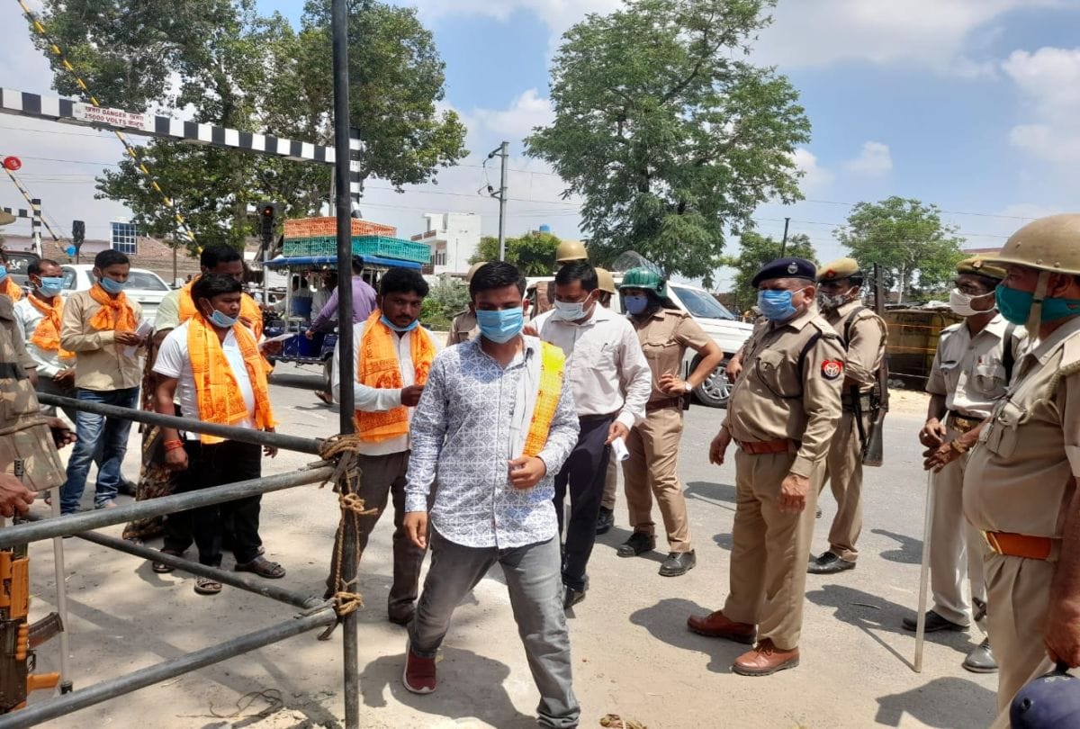 up block pramukh chunav 2021 election: Agra Division Bdc Members Voting For Pramukh