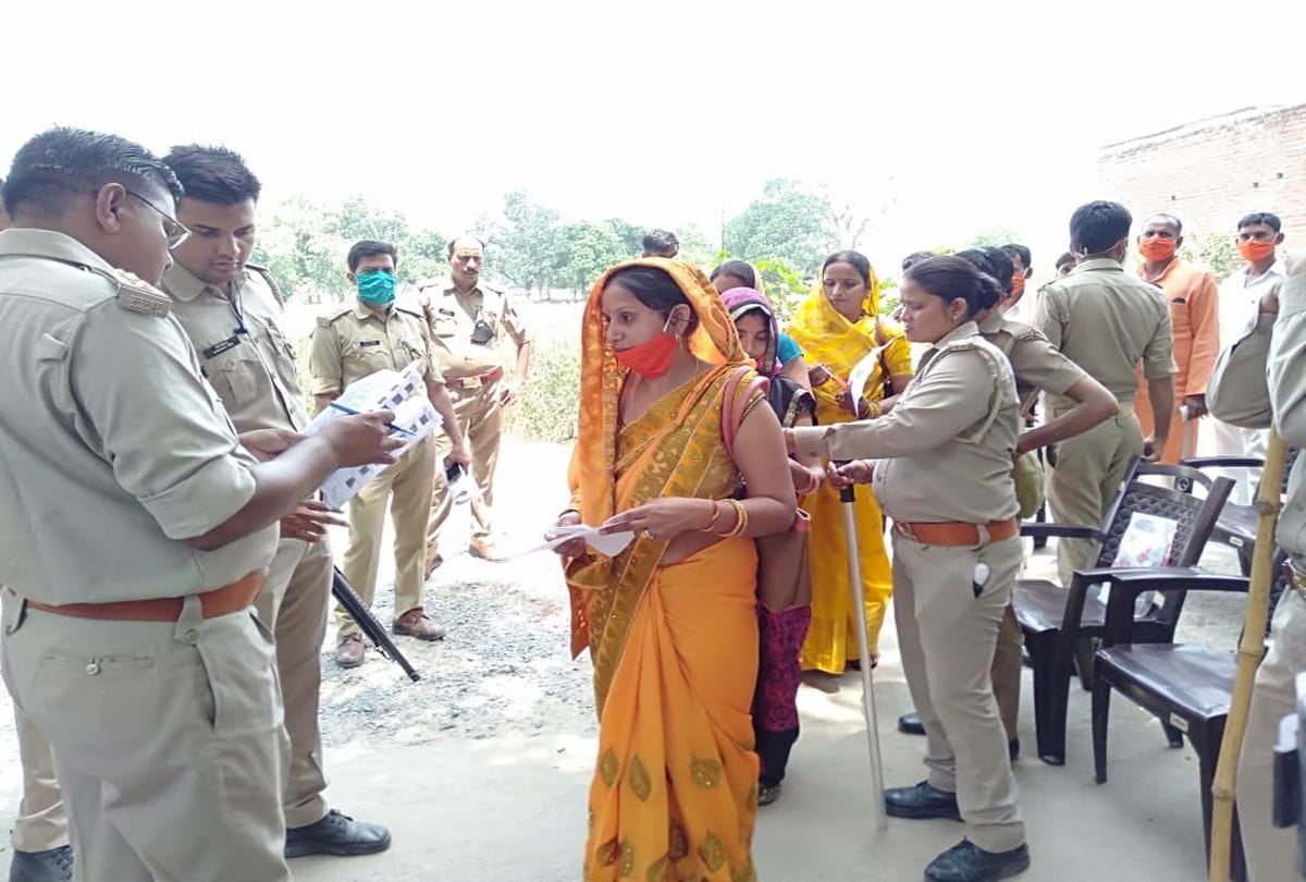up block pramukh chunav 2021 election: Agra Division Bdc Members Voting For Pramukh
