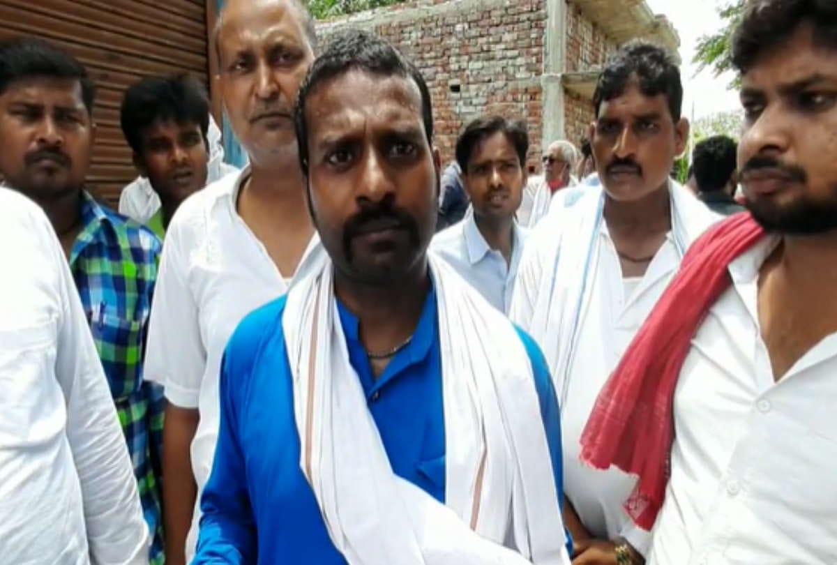 Block head election Another man vote by snatching form from hands of BDC in Siddharthnagar