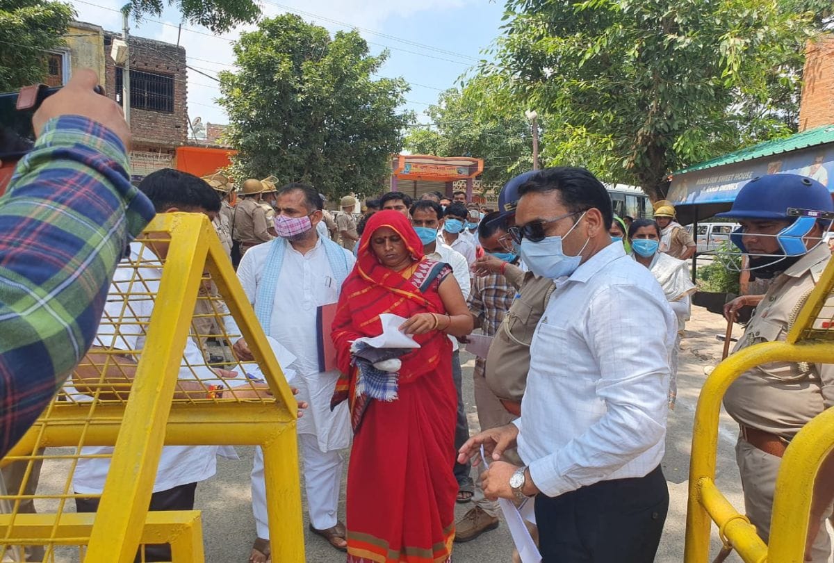 up block pramukh chunav 2021 election: Agra Division Bdc Members Voting For Pramukh