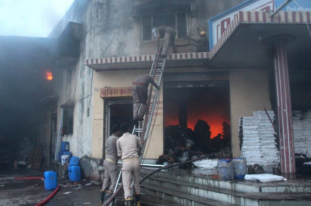 fierce fire in rajdhani transport fire brigade reached on spot in manduadih industrial area in varanasi