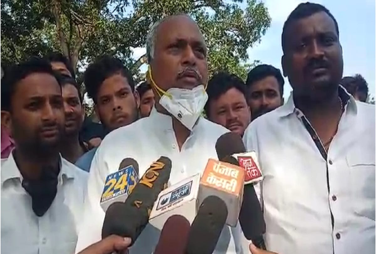 UP Block Pramukh Chunav 2021 Inflammatory video viralof former MLA Baijnath Dubey workers advised to be stationed with sticks