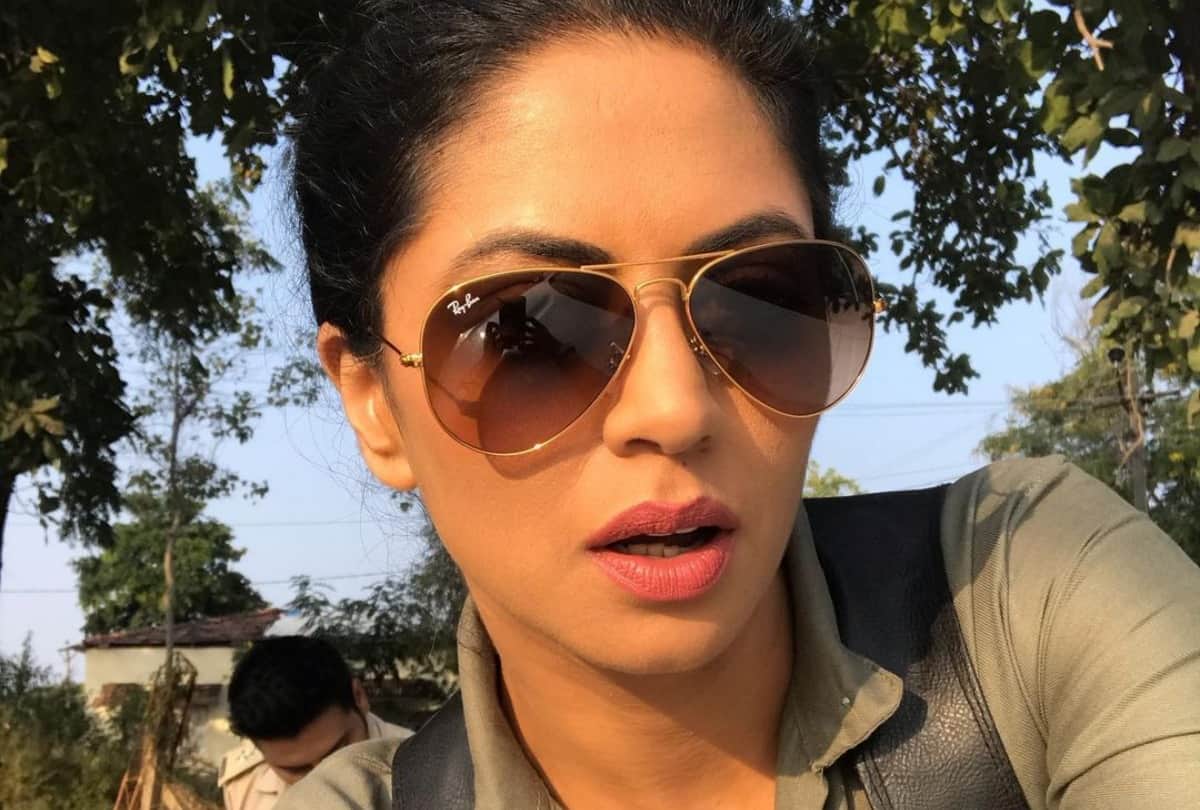 Kavita Kaushik Gives Befitting reply to troller who called her buddhi
