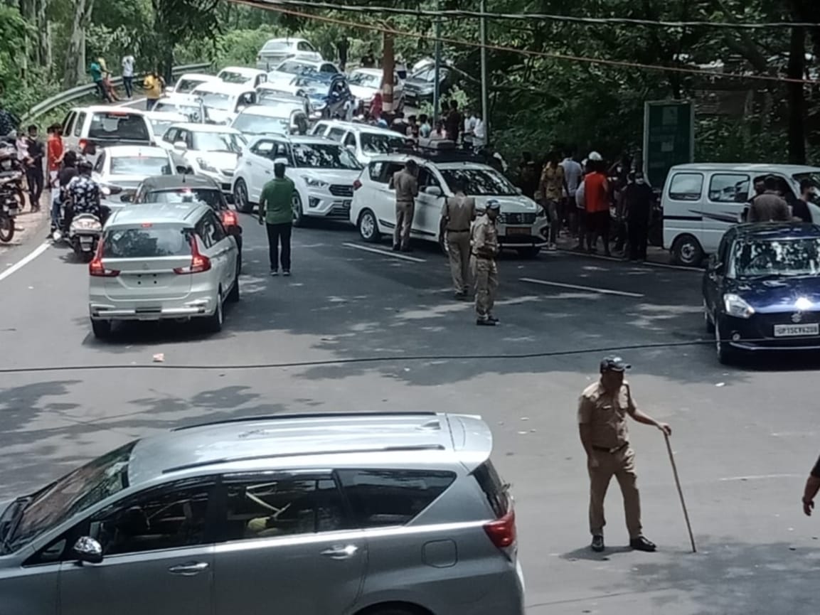 uttarakhand news : tourist rush in mussoorie, long jam in mussoorie dehradun highway photos