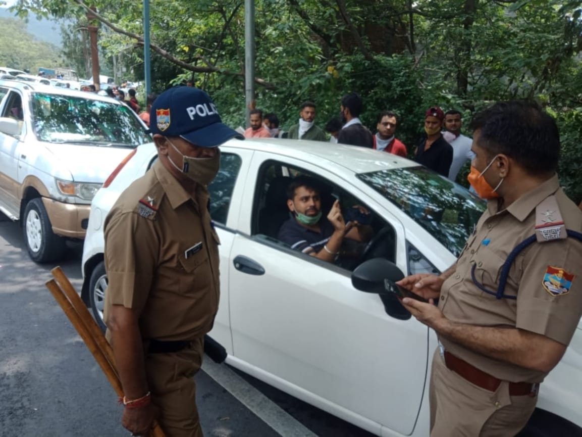uttarakhand news : tourist rush in mussoorie, long jam in mussoorie dehradun highway photos