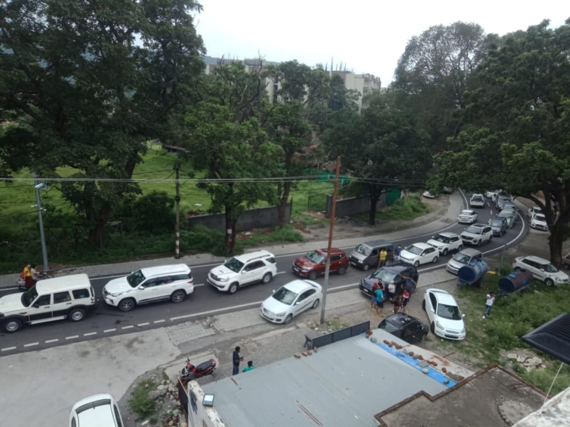 uttarakhand news : tourist rush in mussoorie, long jam in mussoorie dehradun highway photos