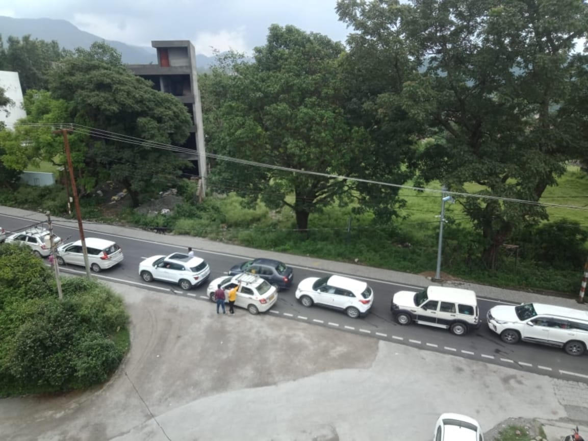 uttarakhand news : tourist rush in mussoorie, long jam in mussoorie dehradun highway photos