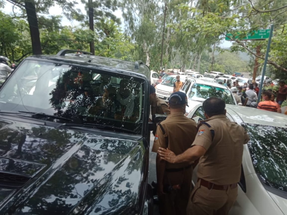 uttarakhand news : tourist rush in mussoorie, long jam in mussoorie dehradun highway