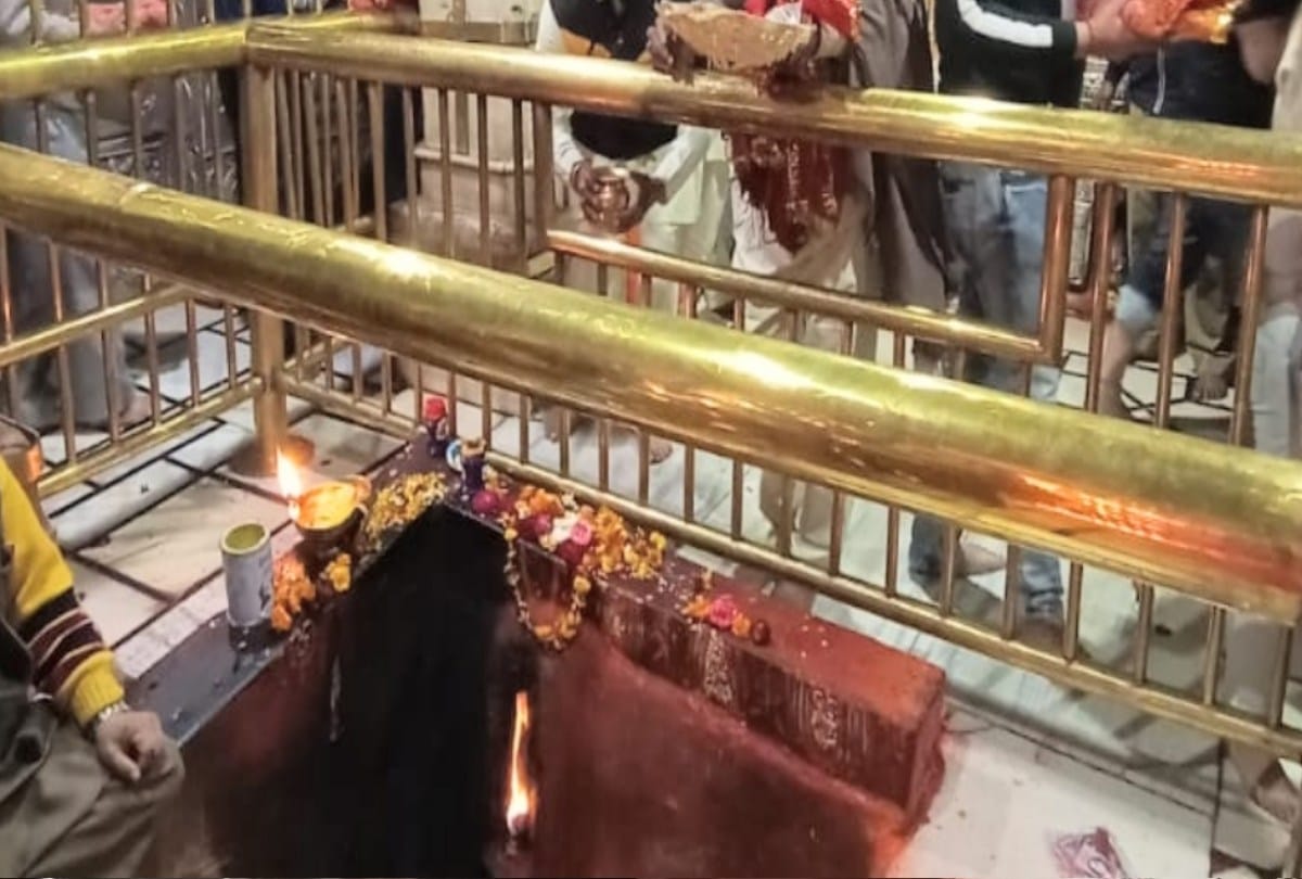 Devotees from Chandigarh offered gold ornaments at Jwalamukhi temple