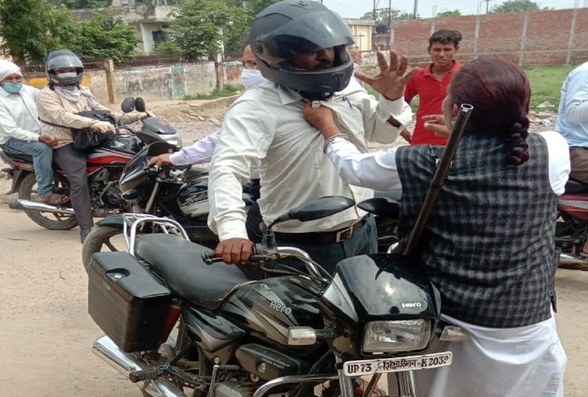 Rifle-holding woman beats up youth at Tehsil gate, uproar