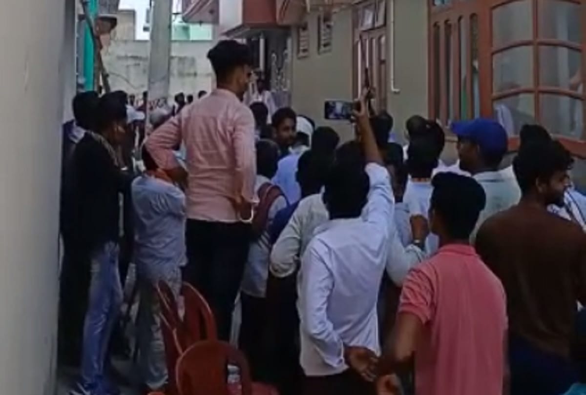 Block Chief Election: procession out in joy of victory firing in amrohaब्लाक प्रमुख चुनाव: अमरोहा में जीत की खुशी में निकला जुलूस, हर्ष फायरिंग, जांच में जुटी पुलिस