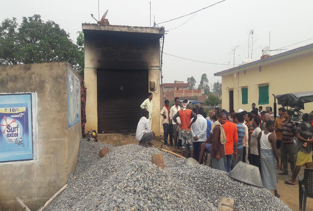 shopkeeper  burnt alive in sonebhadra when he sleeping  accused injured in road accident while trying to escape