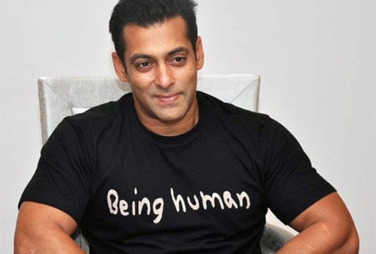 Salman Khan Distributes essential goods to the flood affected people in Maharashtra