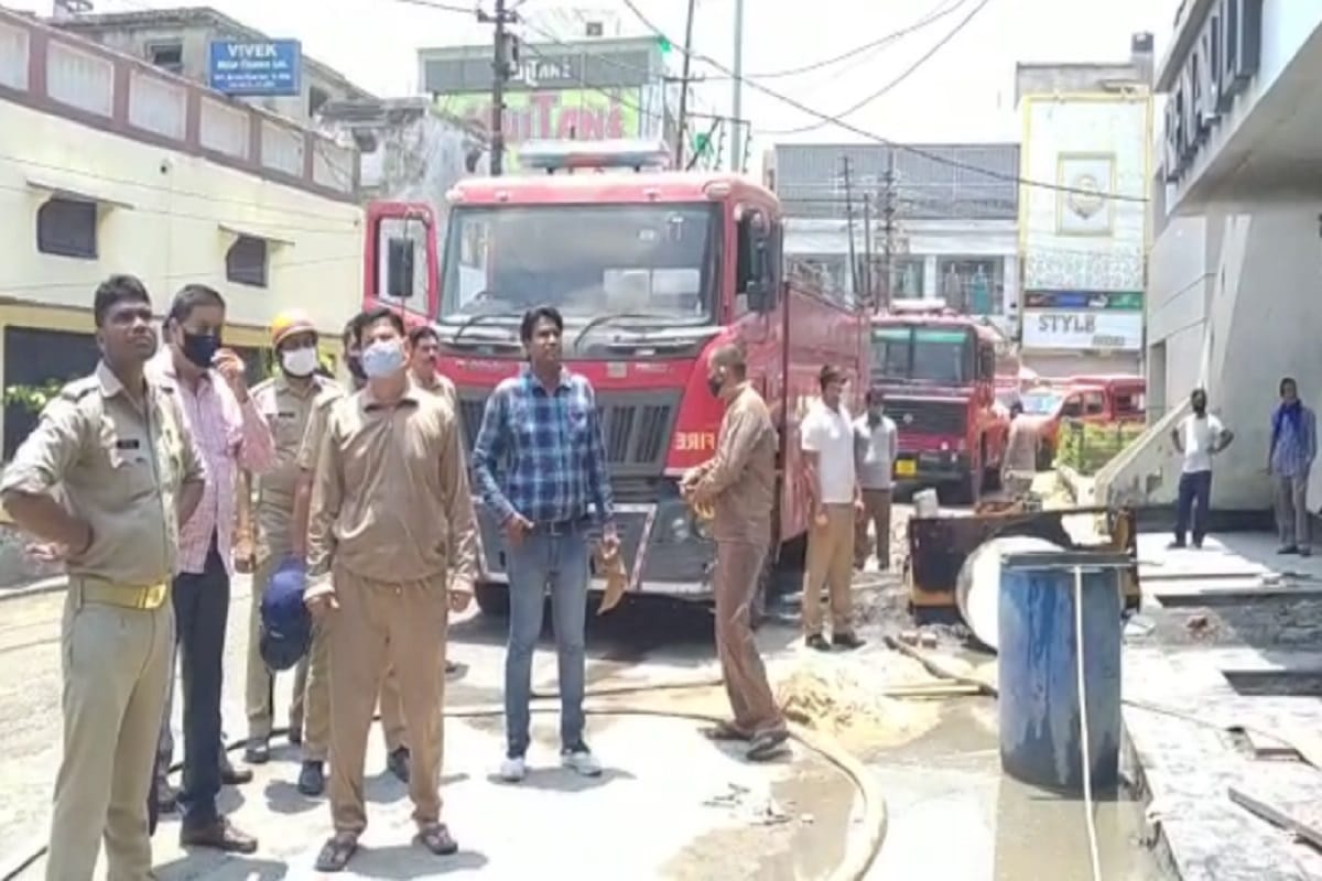 UP News: Fire set in a car showroom in abulane in Meerut
