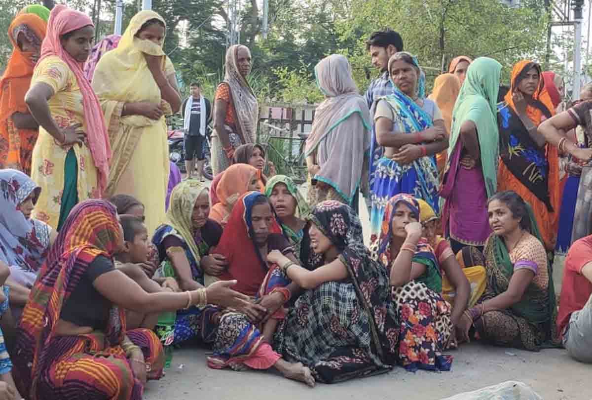 Farrukhabad: Baba-granddaughter lost her life in train accident