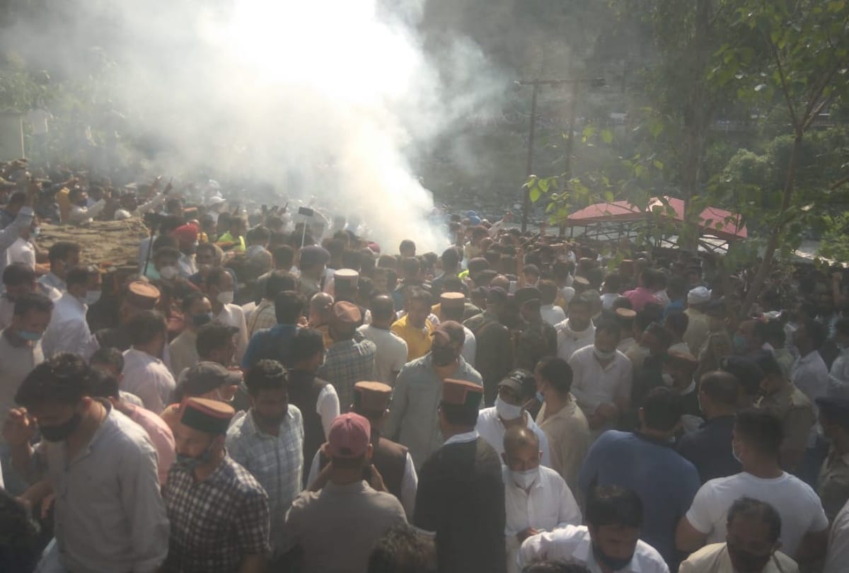 Virbhadra singh cremated Son vikramaditya singh lights funeral pyre