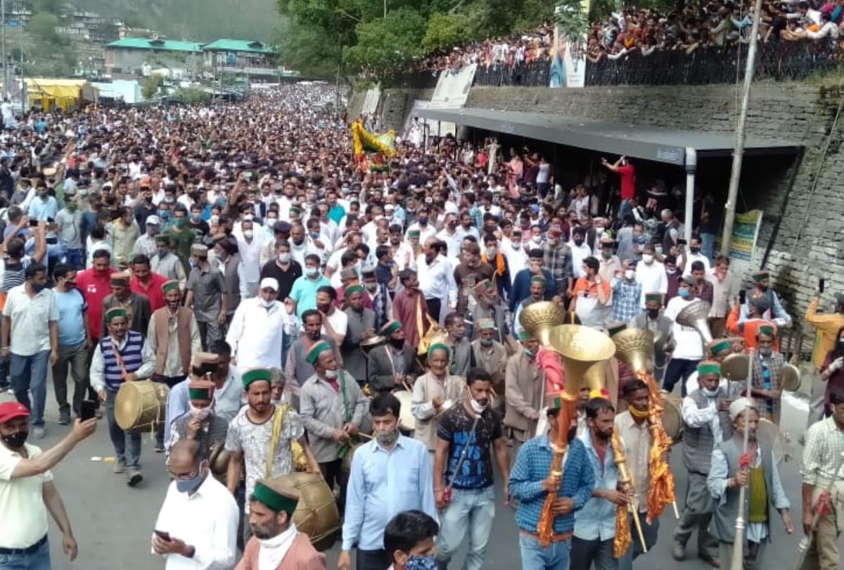 Virbhadra singh cremated Son vikramaditya singh lights funeral pyre