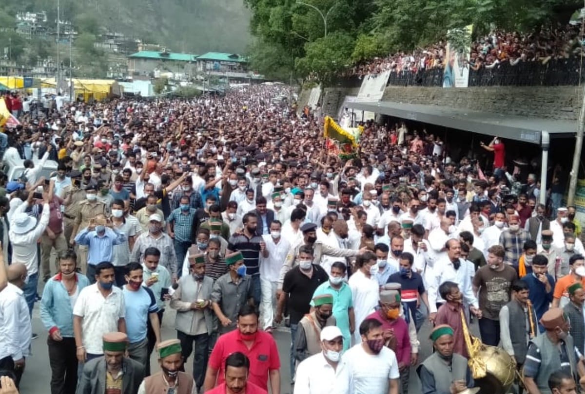 Virbhadra singh cremated Son vikramaditya singh lights funeral pyre