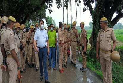 Pratapgarh: Ruckus of Samajwadi party workers in Aspur Devsara, stone pelting on police, bikes broken