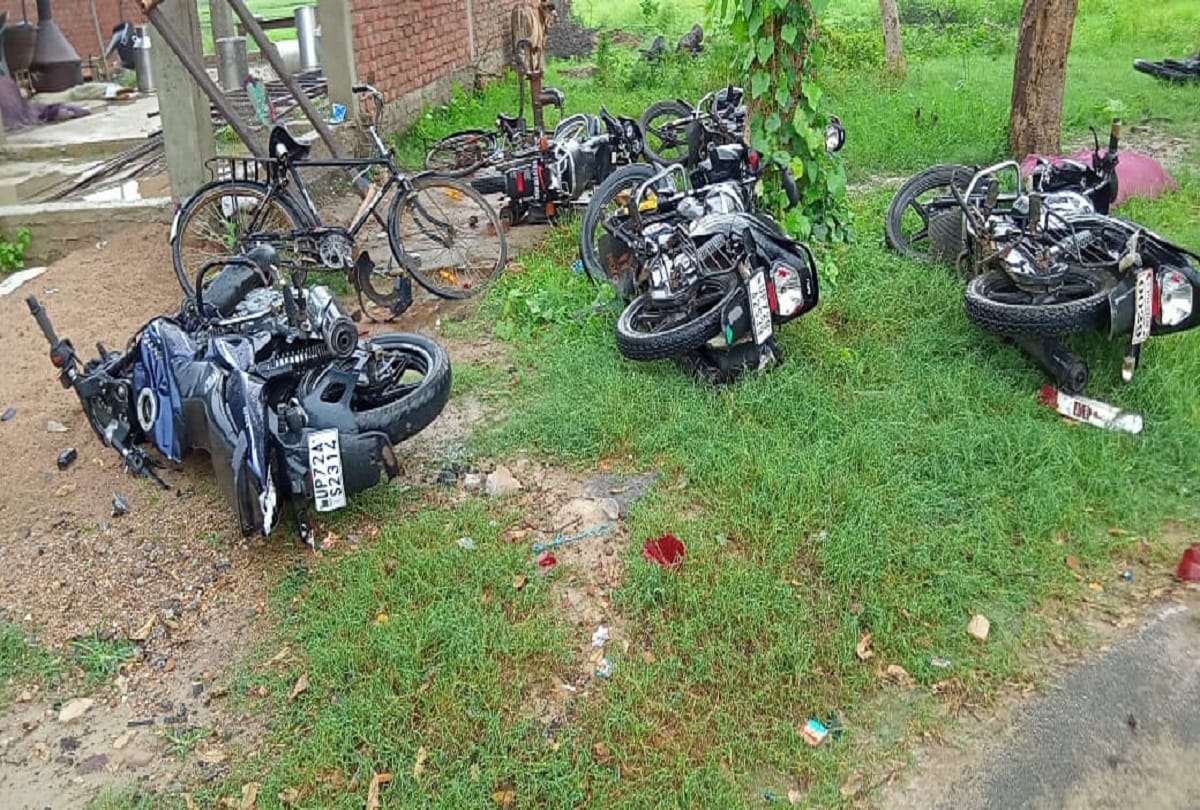 Pratapgarh: Ruckus of Samajwadi party workers in Aspur Devsara, stone pelting on police, bikes broken