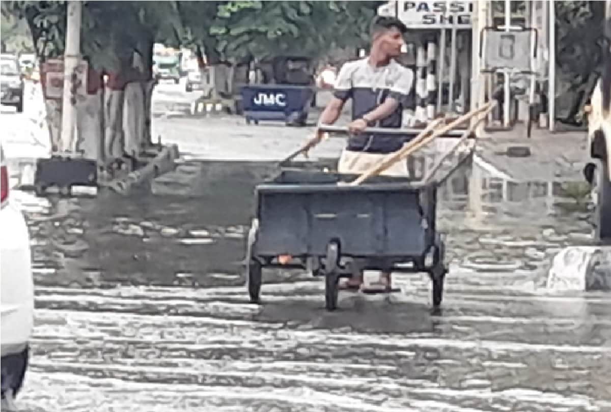 Jammu and Kashmir: Half an hour of rain caused waterlogging, water entered people's homes in low-lying areas